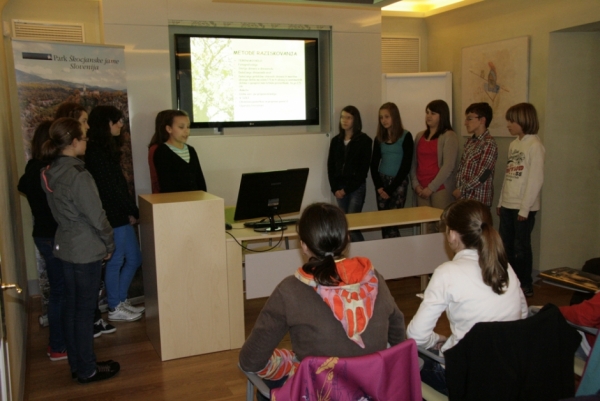 Učenci OŠ Antona Žnidarčiča iz Ilirske Bistrice med predstavitvijo svoje raziskovalne naloge o bistriških drevoredih (foto: Darja Kranjc)