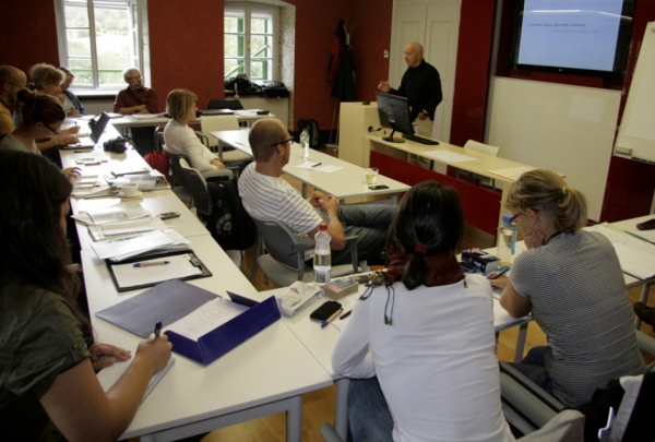 Dr. Mihael Kline med predavanjem (foto: Darja Kranjc)