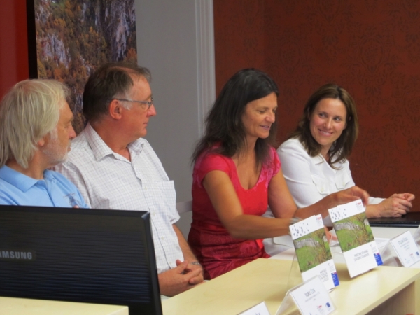 Urednica Eda Belingar med predstavitvijo vsebine priročnika (foto: Vanja Debevec) Urednica Eda Belingar med predstavitvijo vsebine priročnika (foto: Vanja Debevec)
