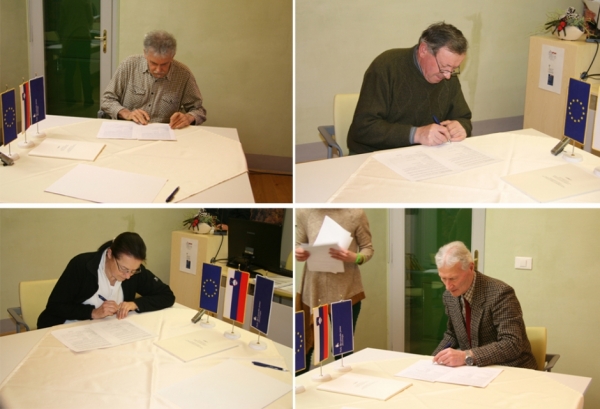 Dušan Okoren, Zdravko Škrlj, Nadja Mislej-Brožič (UTŽO Kras) in Dario Vremec (Združenje za zaščito Opčin) med podpisovanjem konzorcijske pogodbe (foto: Manca Vinazza) Dušan Okoren, Zdravko Škrlj, Nadja Mislej-Brožič (UTŽO Kras) in Dario Vremec (Združenje za zaščito Opčin) med podpisovanjem konzorcijske pogodbe (foto: Manca Vinazza)