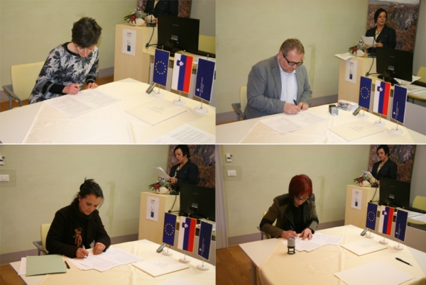 Aila Quadracci (Rogos Societa Cooperativa), Peter Medica (Visokošolsko središče Sežana), Monika Milic, Saša Likavec Svetelšek (Občina Hrpelje-Kozina) podpisujejo konzorcijsko pogodbo (foto: Manca Vinazza)