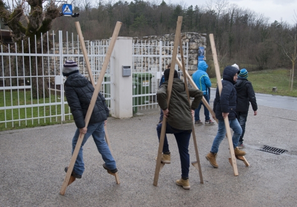 OŠ dr. Bogomirja Magajne iz Divače je tudi na prireditvi poskrbela za igre po starem (foto: Jasmina Čeligoj) OŠ dr. Bogomirja Magajne iz Divače je tudi na prireditvi poskrbela za igre po starem (foto: Jasmina Čeligoj)