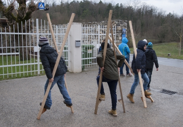 OŠ dr. Bogomirja Magajne iz Divače je tudi na prireditvi poskrbela za igre po starem (foto: Jasmina Čeligoj)