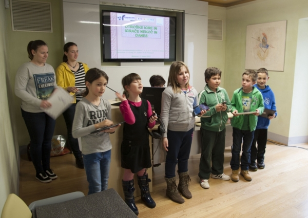 Učenci OŠ dr. Bogomirja Magajne med predstavitvijo (foto: Jasmina Čeligoj)