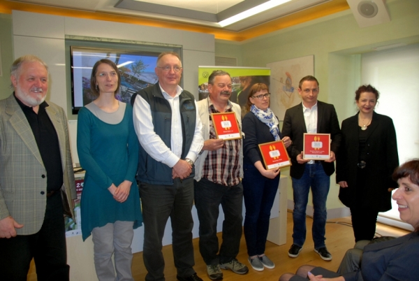Sodelujoči pri snovanju in izvedbi akcije. Iz leve: prof. dr. Janez Bogataj, Darja Kranjc - JZ PŠJ, direktor Stojan Ščuka - JZ PŠJ, Rihard Baša, Irena Iskra Miklavčič - Domačija Vrbin, Drago Kreš - Gostilna Mahnič v parku Škocjanske jame, mag. Vanja Debev Sodelujoči pri snovanju in izvedbi akcije. Iz leve: prof. dr. Janez Bogataj, Darja Kranjc - JZ PŠJ, direktor Stojan Ščuka - JZ PŠJ, Rihard Baša, Irena Iskra Miklavčič - Domačija Vrbin, Drago Kreš - Gostilna Mahnič v parku Škocjanske jame, mag. Vanja Debev