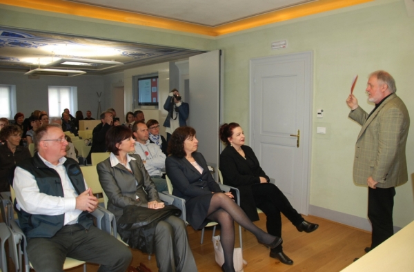 Prof dr. Janez Bogataj podaja oceno brošure. Med direktorjem JZ PŠJ in divaško županjo sedi županja Občine Hrpelje-Kozina Saša Likavec Svetelšek (foto: Olga Knez) Prof dr. Janez Bogataj podaja oceno brošure. Med direktorjem JZ PŠJ in divaško županjo sedi županja Občine Hrpelje-Kozina Saša Likavec Svetelšek (foto: Olga Knez)