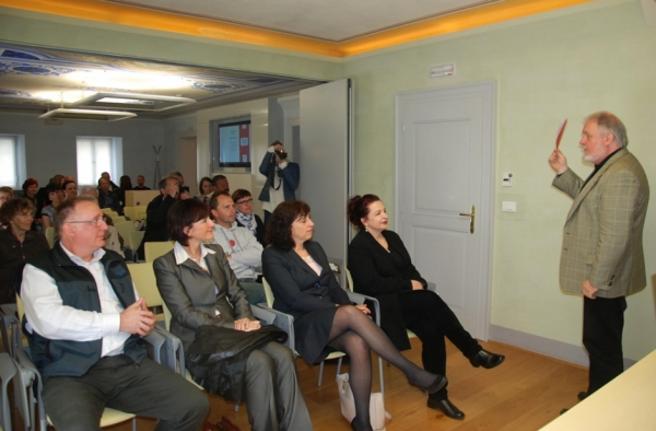 Prof dr. Janez Bogataj podaja oceno brošure. Med direktorjem JZ PŠJ in divaško županjo sedi županja Občine Hrpelje-Kozina Saša Likavec Svetelšek (foto: Olga Knez)