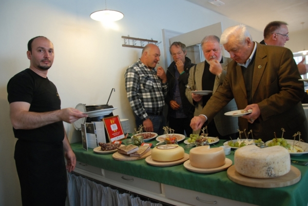 Degustacija, ki jo je s pomočjo lokalnih ponudnikov iz Biosfernega območja Kras in porečja reke pripravila Gostilna Mahnič v parku Škocjanske jame (foto: Olga Knez)