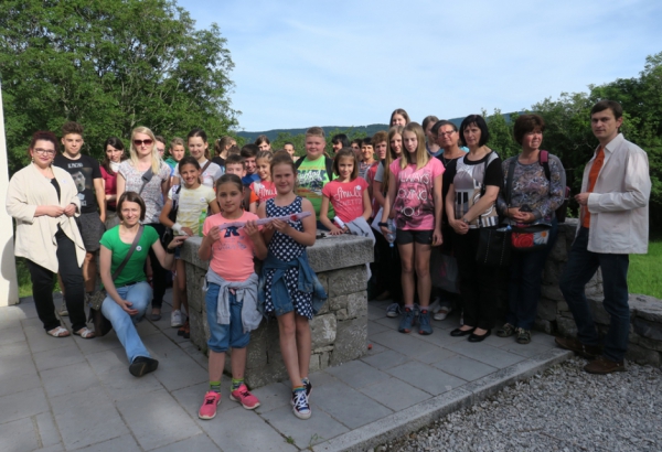 Udeleženci kongresa mladih raziskovalcev pred Delezovo domačijo v Škocjanu (foto: Darja Ivančič)