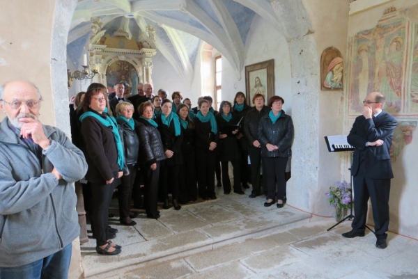 Mešani pevski zbor Divača v cerkvici sv. Helene na Gradišču (foto: Darja Kranjc)