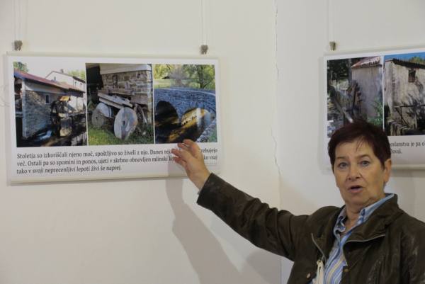 Gospa Gardelin iz Joškotovega mlina ob pripovedovanju na otvoritvi razstave o mlinih na gradu Prem (foto: Vanja Debevec)