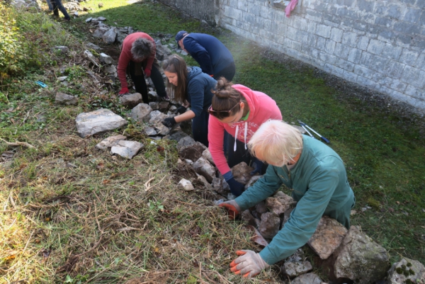 Članice Odbora za varstvo kulturne dediščine ob popravljanju podpornega zidu okoli cerkvice sv. Helene na Gradišču pod vodstvom Borisa Čoka (foto: Darja Kranjc)