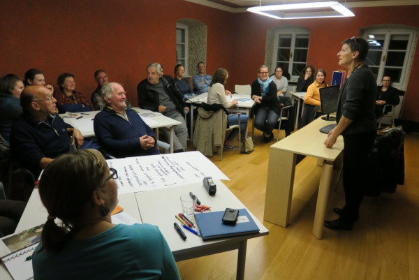 Ddr. Verena Vidrih Perko v okviru delavnice (Arheološka) dediščina kot dokument okolja (foto: Darja Kranjc)