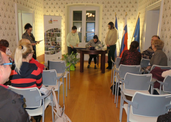 Ravnateljica OŠ Pregarje med podpisovanjem deklaracije o Mreži šol PŠJ (foto: Irena Iskra Miklavčič)