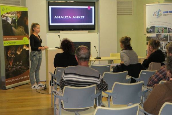 Študentka med predstavitvijo anket (foto: Darja Kranjc)