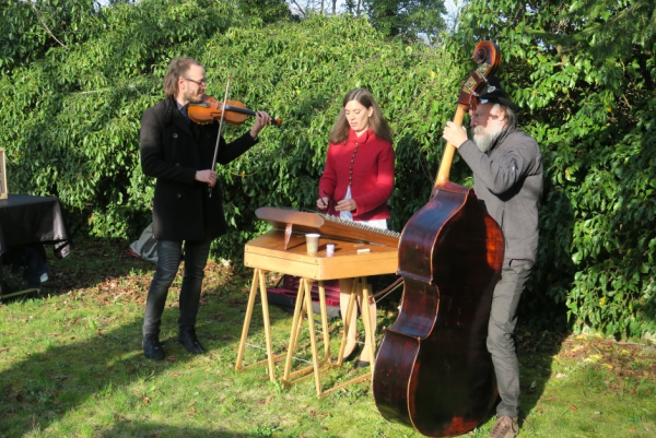 Družinski trio Volk Folk je udeležence po celodnevnem posvetu navdušil z ljudsko glasbo iz Male Bukovice in lepo zaokrožil posvet (foto: Darja Kranjc)