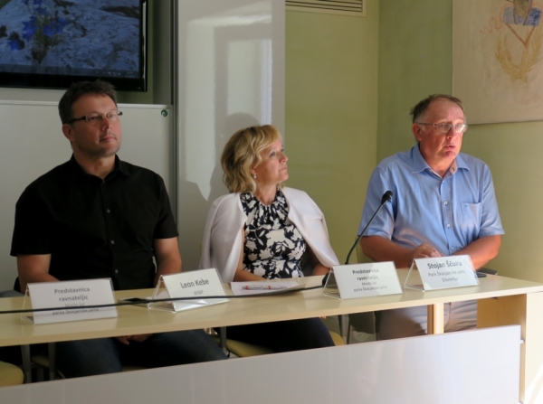 Tiskovna konferenca z Leonom Kebetom (WWF Adria), Damijano Gustinčič (ravnateljico OŠ Divača) in Stojanom Ščuko (direktorjem JZ PŠJ; foto: Darja Kranjc)