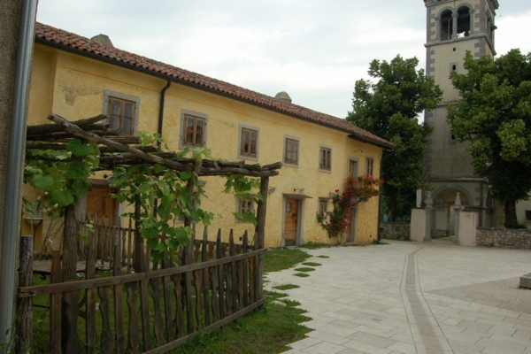 Stara kaplanija kot kulisa zamejuje osrednji vaški trg v Škocjanu (foto: Eda Belingar) Stara kaplanija kot kulisa zamejuje osrednji vaški trg v Škocjanu (foto: Eda Belingar)