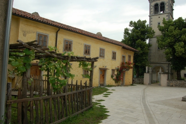 Stara kaplanija kot kulisa zamejuje osrednji vaški trg v Škocjanu (foto: Eda Belingar)