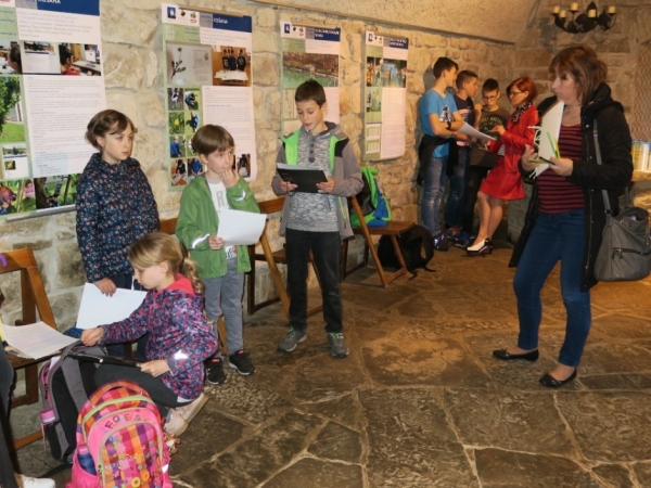 Popisovanje zdravilnih rastlin pod mentorstvom učiteljice Antonije Tomšič na OŠ Košana (foto: Darja Kranjc) Popisovanje zdravilnih rastlin pod mentorstvom učiteljice Antonije Tomšič na OŠ Košana (foto: Darja Kranjc)
