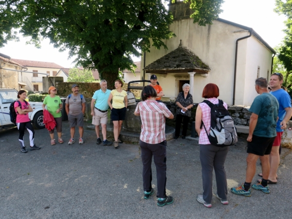 Nagovor predstavnikov KS Dolnje Ležeče in Cvetke Mahnič pred cerkevijo sv. Trojice (foto: Darja Kranjc)