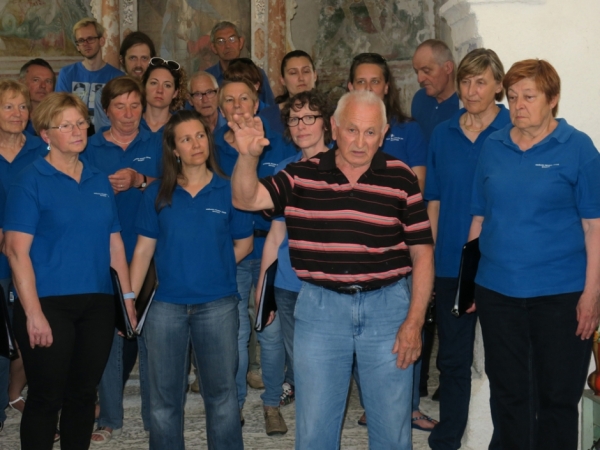 Fameljc Andrej Foški med obujanjem legende o zvonu z gradu (foto: Darja Kranjc)