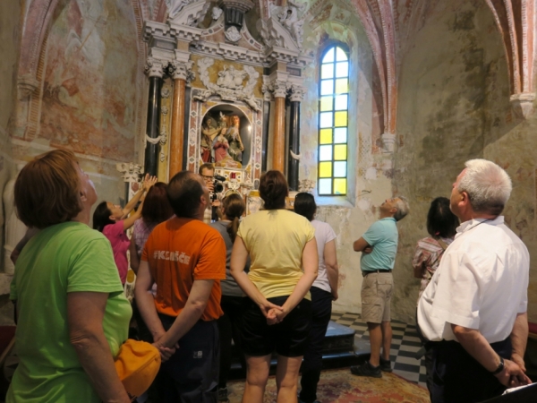 Minka Osojnik med razlago poslikave prezbiterija farne cerkve Marije Vnebovzete v Vremah (foto: Darja Kranjc)