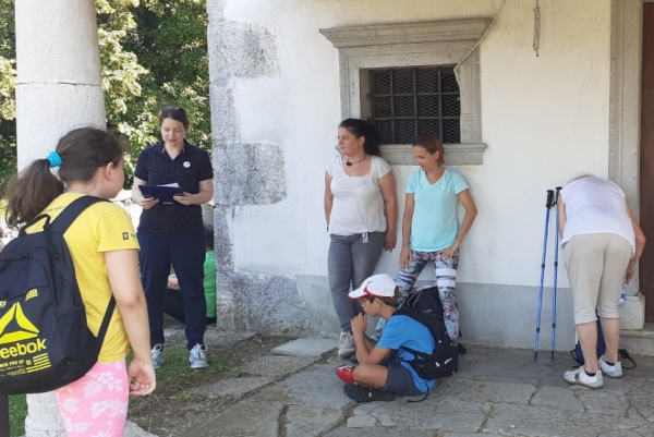 Anu Kahuna, Katarina Brezigar in Minka Osojnik pred cerkvijo sv. Križa v Škofljah (foto: Mirjam Frankovič Franetič)