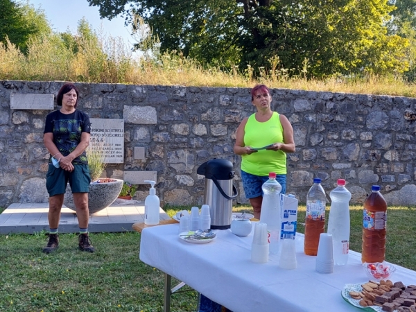 Gospa Nataša Abram v imenu Razvojnega društva bandera med predstavitvijo vpetosti cerkve Žalostne Matere Božje v vsakdanje življenje lokalnega prebivalstva (foto: Minka Osojnik)