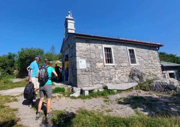 Pred rekonstruirano cerkvijo sv. Urbana na Vremščici (foto: Minka Osojnik)