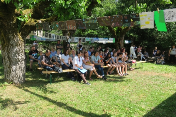 Udeleženci sklepne slovesnosti na Nanetovem vrtu (foto: Andreja Perhavec Čok)