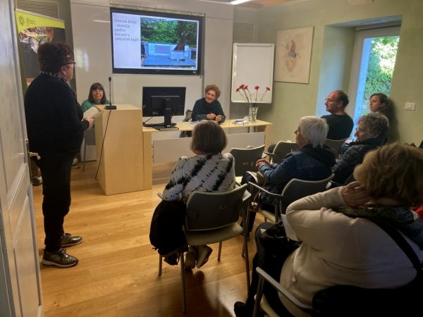 Predavateljica Vlasta Beltram in pesnica Dora Hrvatič iz Čepnega (foto: Darja Kranjc) Predavateljica Vlasta Beltram in pesnica Dora Hrvatič iz Čepnega (foto: Darja Kranjc)