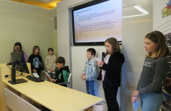 Raziskovalci iz PŠ Vreme med predstavitvijo (foto: Laura Novak)