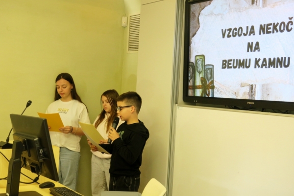 Šestošolci iz OŠ Knežak med predstavitvijo (foto: Laura Novak)