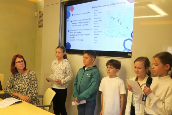 Četrtošolci OŠ Dragotina Ketteja iz Ilirske Bistrice z mentorico (foto: Laura Novak)