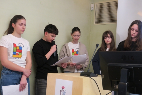 Podgrajski devetošolci med predstavitvijo (foto: Laura Novak)