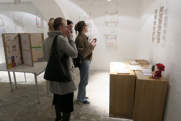 Po uradnem delu smo si ogledali razstavo (foto: Darja Kranjc)