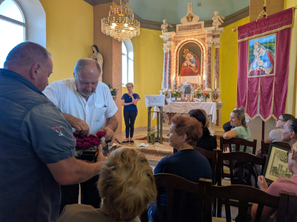 Cerkev v Sozah nam je predstavila Alenka Volk Penko. Ob zaključku romanja je vsak romar prejel tudi domiselno darilo KETŠD Harije (foto: Špela Prunk)