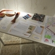 Albumi, razglednice, oznanila, tiskovine, pisma, znamke in spominki izseljencev, ki so jih na razstavo prinesli učenci OŠ Košana (foto: Darja Kranjc)