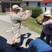 Damijan Škrlj kaže družinsko fotografijo skladatelja Alojzija Mihelčiča (foto: Darja Kranjc)