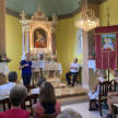 Alenka Penko Volk in župnik Stanko Fajdiga v cerkvici Marije pomagaj na Sozah (foto: Špela Prunk)