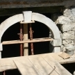 Ponovna vgradnja kamnitih delov kletnega portala po sanaciji ostenja