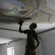 Kitanje restavriranih stenskih poslikav, ki so bile na aluminijastih nosilcih ponovno pritrjene na strop