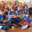 Trebenski raziskovalci občudujejo maskoto človeške ribice, ki so jo s seboj prinesli raziskovalci Jamskega laboratorija Tular (foto: Vanja Debevec)