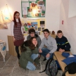 Mentorica in učenci OŠ Košana pred svojo razstavo (foto: Vanja Debevec)