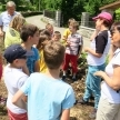 Karin Lavin in učenci iz repentaborske šole (foto: Darja Kranjc)