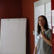 Darja Kranjc med predstavitvijo koncepta raziskovalnega dela v Mreži šol PŠJ na primeru programa obeleževanja dneva žena (foto: Letizia Fambri)