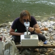 Alice Thinschmidt iz Dunaja, ena od sodelujočih zunanjih pedagoških strokovnjakov, pripravlja material za mikroskopiranje (foto: Letizia Fambri)